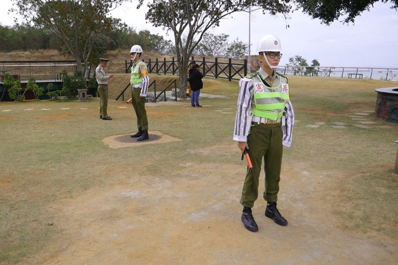 ▲金門憲兵隊到場進行交管，防止遊客意外闖入。(圖/記者蔡若喬攝)