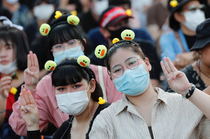 ▲泰國反政府示威過程中,有不少年輕人抱著黃色小鴨的泳圈,以抵抗警方的水炮車攻勢,黃色小鴨也變成學運的吉祥物之一。(圖/美聯社/達志影像)