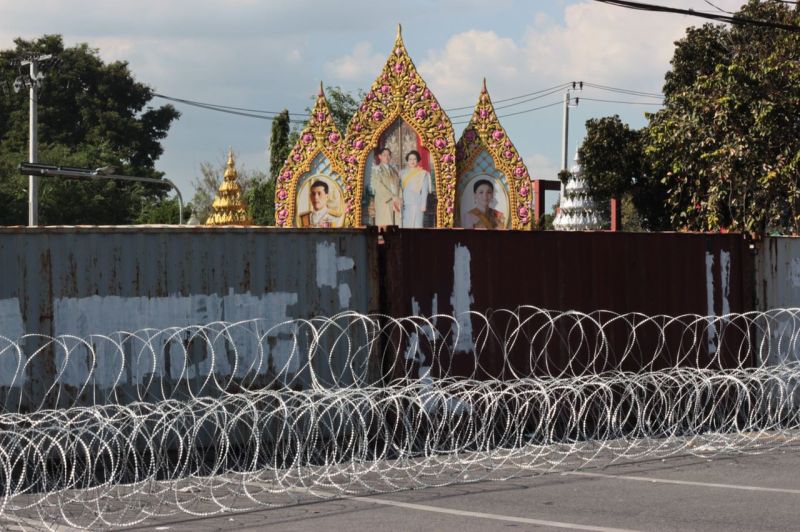 ▲泰國警方出動路障、貨櫃阻擋示威者。（圖／翻攝自推特@prachatai_en）