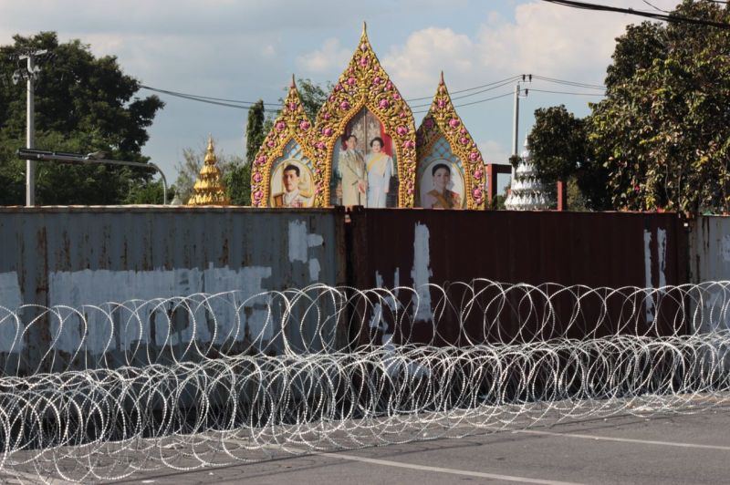 ▲泰國警方出動路障、貨櫃阻擋示威者。(圖/翻攝自推特@prachatai_en)