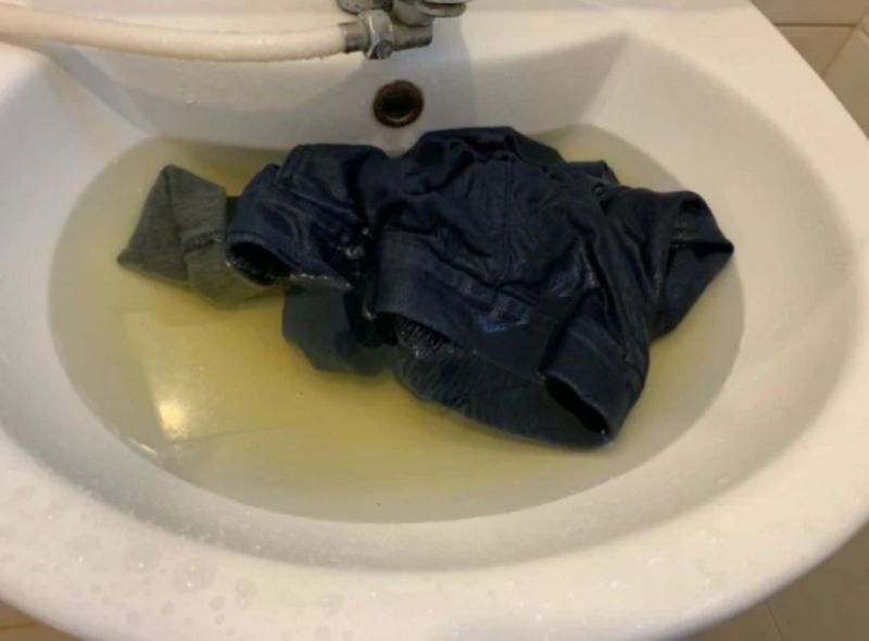 ▲有一位網友買了新牛仔褲，才剛放入水中一泡就滲出泛黃的染劑，讓她有些驚訝。（圖／翻攝Dcard）