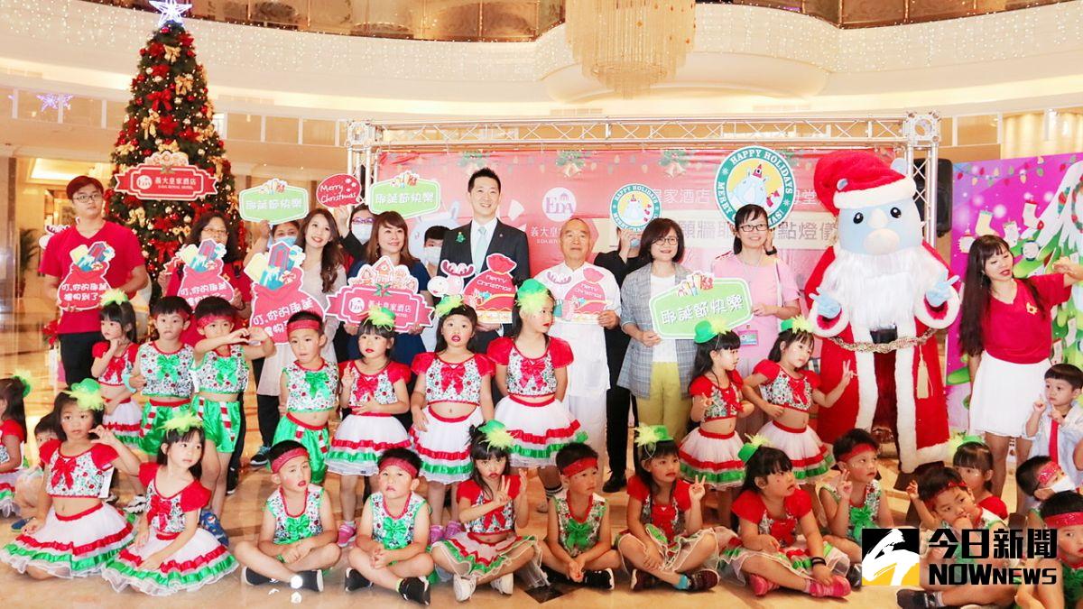 ▲ 義大皇家酒店與高雄南勝聖母堂慈善會攜手合作圓夢計畫，「照亮心願牆」邀請大家一同化身為象徵幸福喜悅的耶誕老人。（圖／記者陳美嘉攝，2020.11.25）