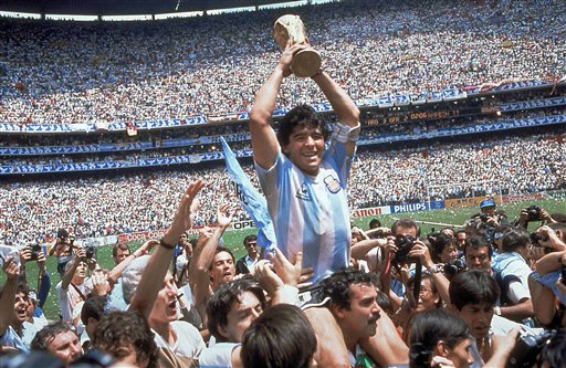 足球／阿根廷球王馬拉度納辭世　著名「上帝之手」由來
