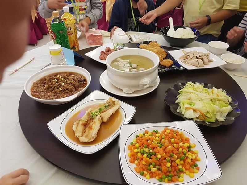 ▲原PO曝光孩子的國小畢旅合菜菜色。(圖/翻攝自爆怨2公社臉書)