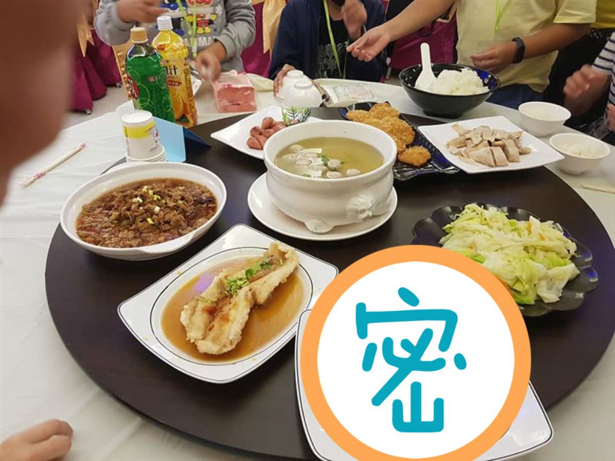 ▲有家長花4500元讓小孩參加國小畢業旅行，但其中一天的合菜菜色卻讓人不滿意。（圖／翻攝自爆怨2公社臉書）