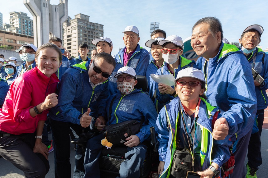 ▲侯友宜和新北游泳隊合影。(圖/新北體育處提供)