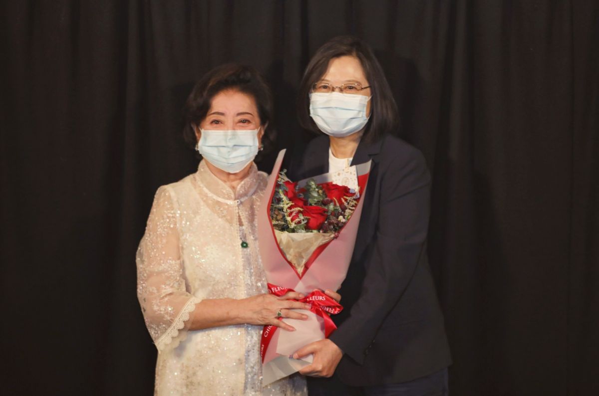 ▲蔡英文總統26日以實際行動挺國片，包場看《孤味》並獻花給國民阿嬤陳淑芳。（圖／民進黨中央黨部提供）