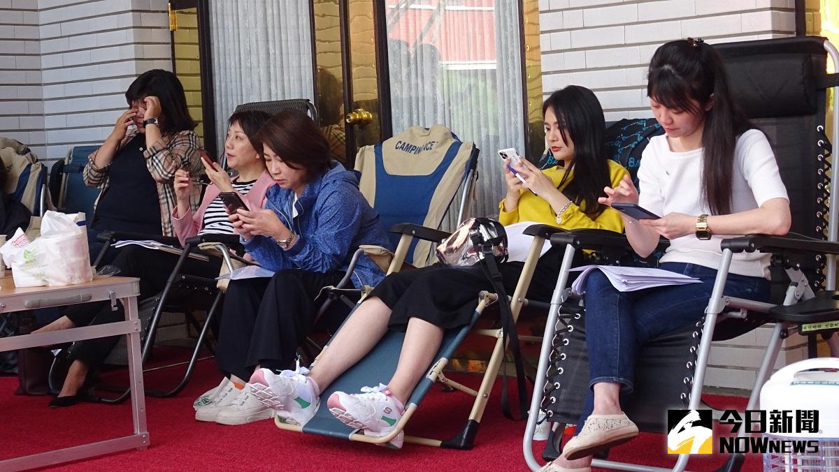 ▲民進黨團排班占住議場門口，力求行政院長蘇貞昌能在周五院會順利上台報告。(圖／記者呂炯昌.2020.11.26)