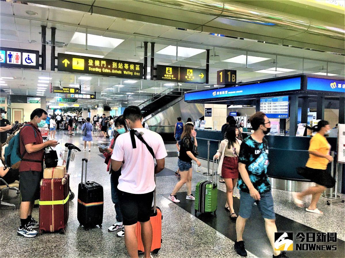 ▲交通部觀光局公布「春節疏運孝親專案」，因為必須搭乘高鐵、台鐵、國道客運等大眾運輸工具前往才適用，引發只能搭機的澎湖離島居民極大不滿。（圖／記者張塵攝，2020.11.26）