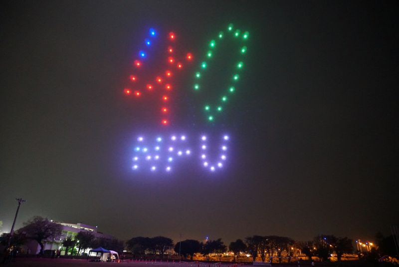 ▲無人機展演團隊以近百架無人機升空群飛，用炫麗多彩的光影表演為虎科大慶生。（圖／虎科大提供）