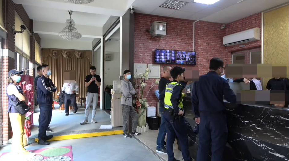 ▲自稱是保全公司人員的黑衣男子至香客大樓，雙方爆發衝突。警方獲報趕到現場處理。（圖／記者李清貴翻攝,2020.11.26)
