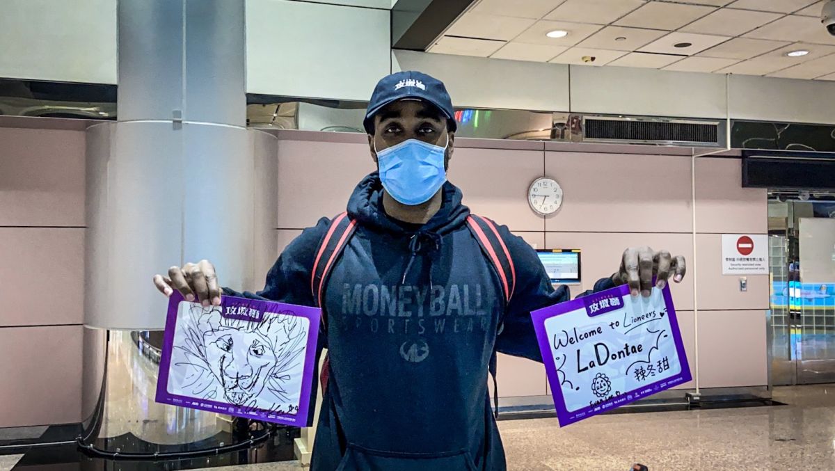 ▲新竹攻城獅洋將拉東特・狠投抵台，高國豪與李家瑞分別手繪獅頭卡片歡迎。（圖／新竹攻城獅提供）