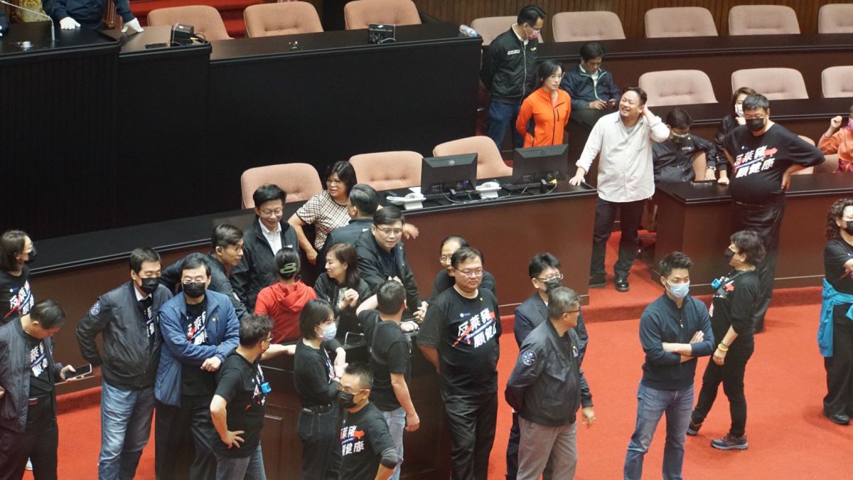 ▲立法院民進黨團喊出今（27）一定要讓行政院長蘇貞昌上台施政報告，國民黨立委則準備杯葛到底，立院氣氛緊繃。（圖／記者呂炯昌攝影）