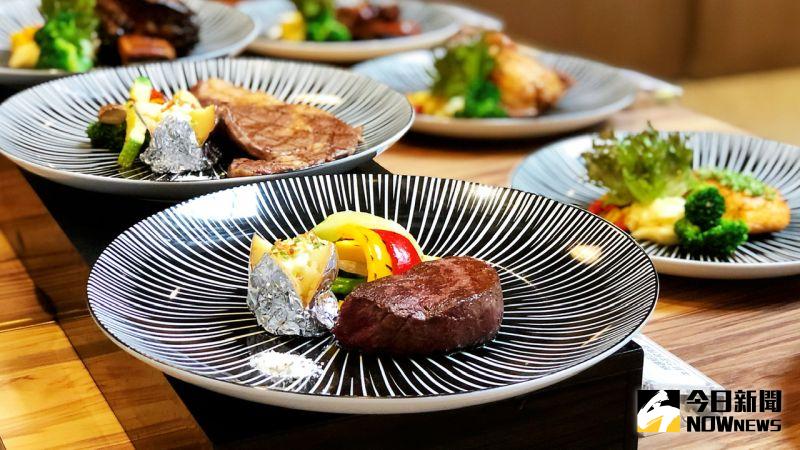 ▲平日午晚餐提供「半自助」選擇,沙拉吧搭配精緻主餐,主餐有美國沙朗牛排、蒜香奶油油烤蝦、鐵扒嫩煎雞腿排等。(圖/記者陳美嘉攝,2020.11.27)
