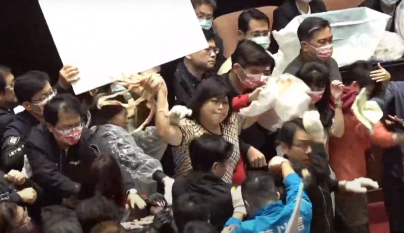 ▲立法院今(27)日爆發嚴重衝突,藍委為了杯葛行政院長蘇貞昌上台報告,丟豬內臟杯葛。(圖/NOWnews影像中心)