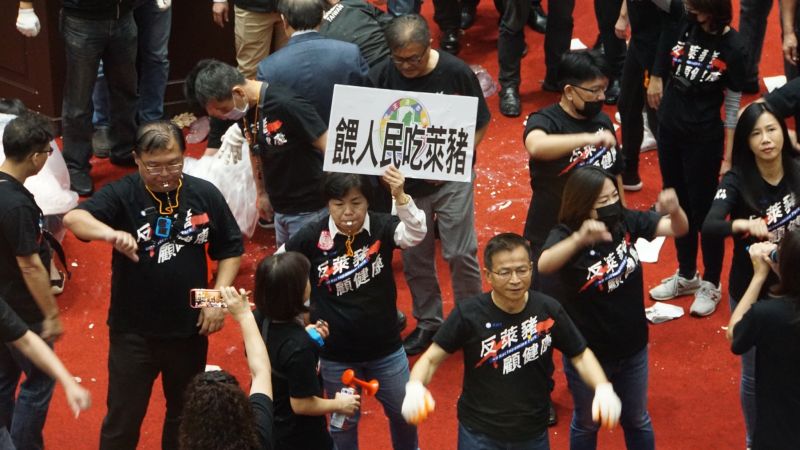 ▲國民黨為反對萊豬,祭出別出心裁的丟豬內臟手段。(圖/NOWnews影像中心)