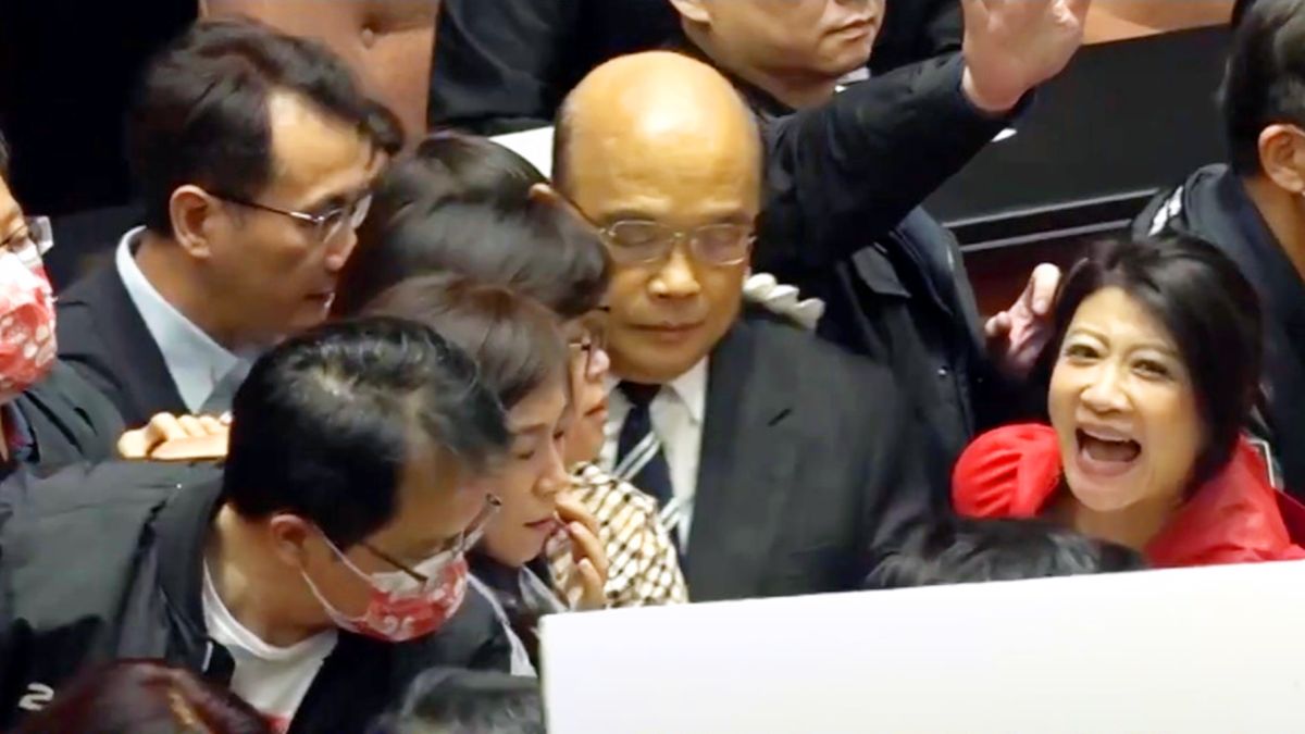 ▲行政院長蘇貞昌27日在國民黨立院黨團丟擲豬內臟的激烈抗爭下，堅持上台完成施政報告。國民黨解讀，因為蘇貞昌正面臨一場內閣保衛戰。（圖／NOWnews影音小組）