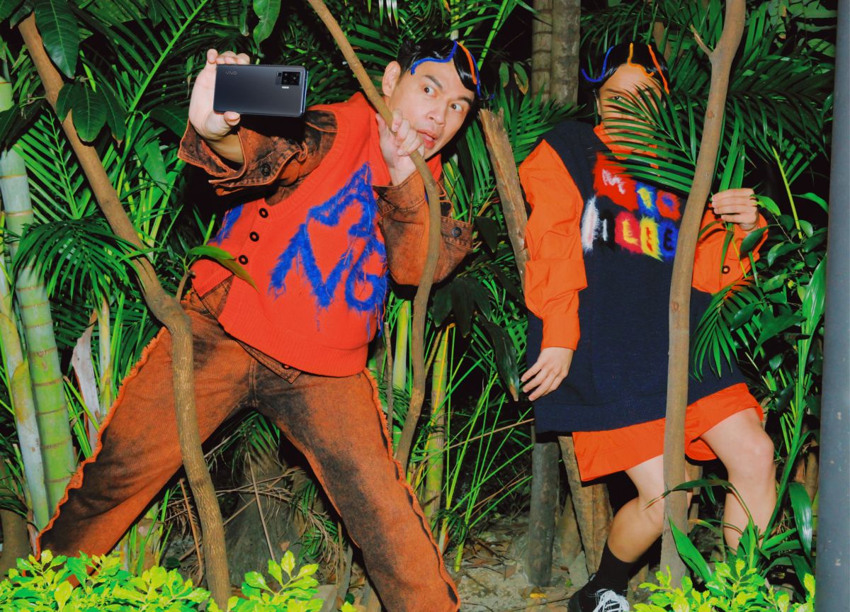 ▲阿Ken與派翠克《vivo YT搜查線》夜晚跟監手持vivo X50 Pro功能強大又能當作時尚配件（圖／資料照片）