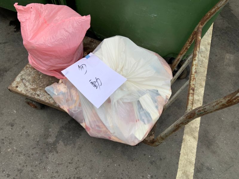 ▲豬內臟清理完後就棄置在立法院的垃圾場,上面還貼著勿動的紙條。 (圖/記者吳承翰攝)