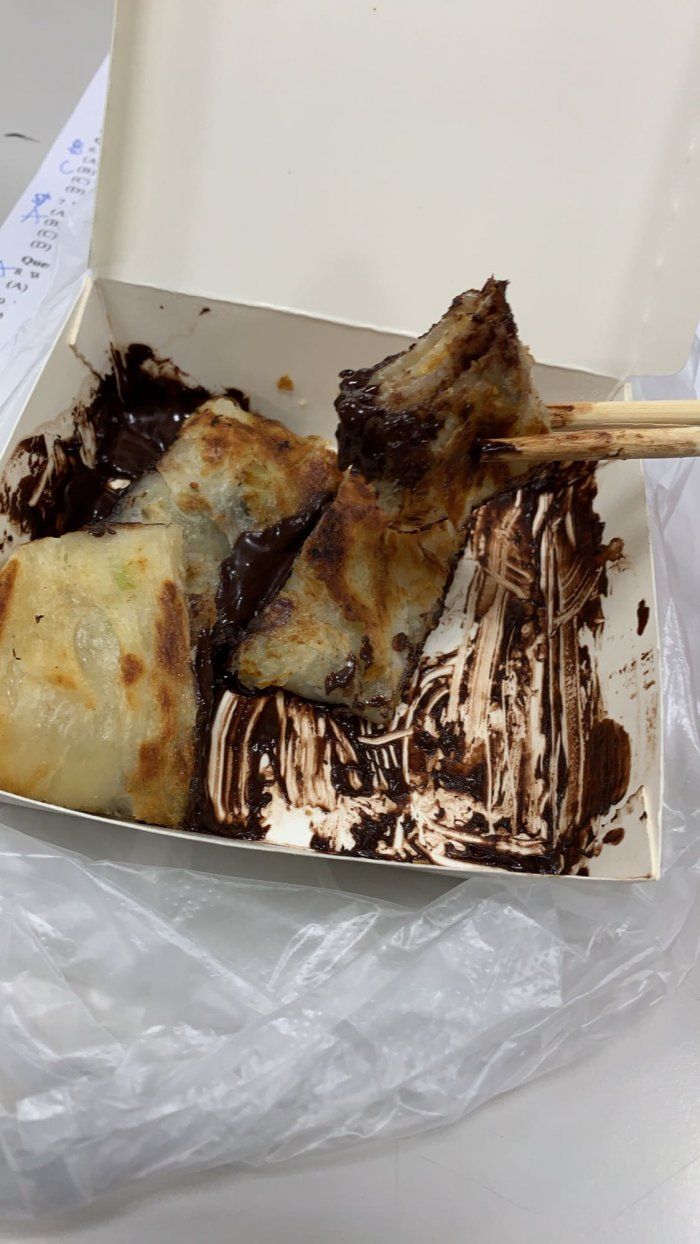 ▲店家在蔥抓餅內加入滿滿的巧克力醬,還貼心幫忙切塊裝在紙盒內。(圖/翻攝自《Dcard》)