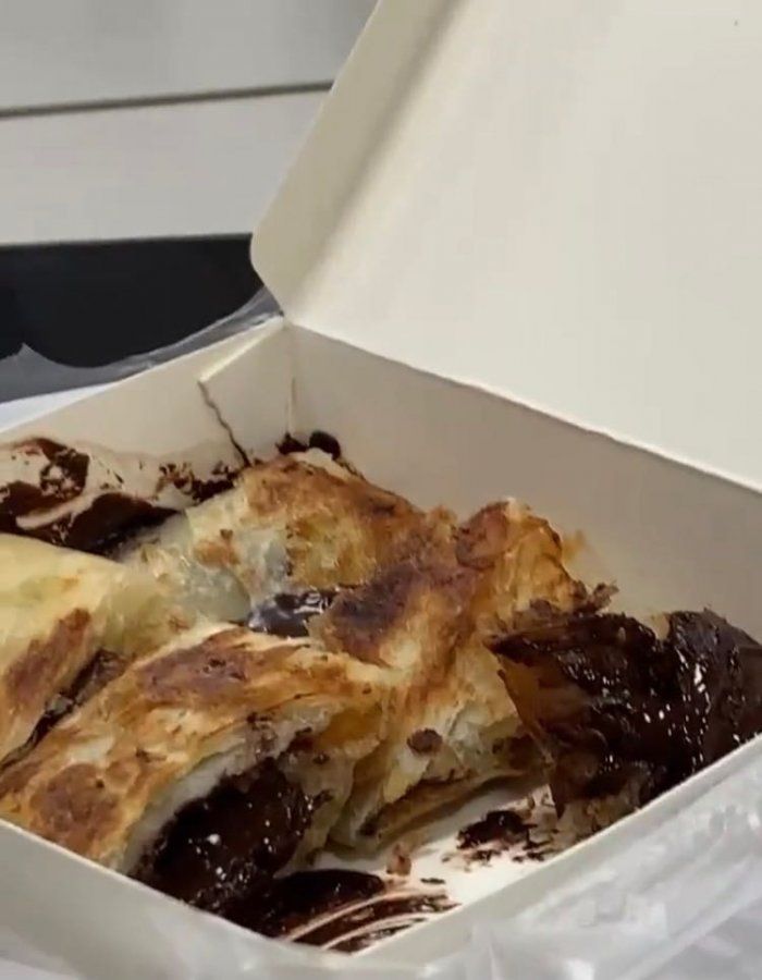 ▲店家在蔥抓餅內加入滿滿的巧克力醬,還貼心幫忙切塊裝在紙盒內。(圖/翻攝自《Dcard》)