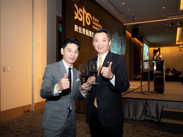 ▲數位奇點獎主持人阿Ken(左)在頒獎典禮上，大讚永慶科技服務超好用（圖／資料照片）