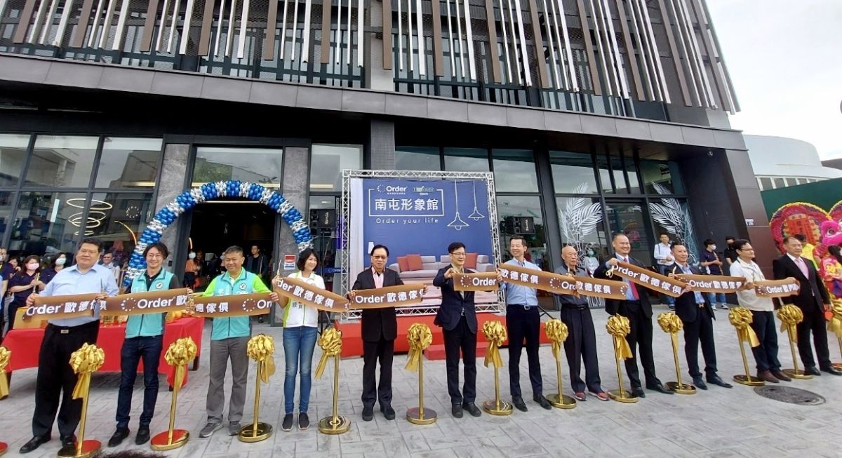 ▲台灣僑商聯合會王調軍理事長(右一)起、台灣綠建材協會理事長馬國慶、歐德集團總經理陳國甫、董事長陳國都、立委張廖萬堅、金可寶島眼鏡集團董事長蔡國洲及多位議員貴賓蒞臨剪綵。（圖／資料照片）