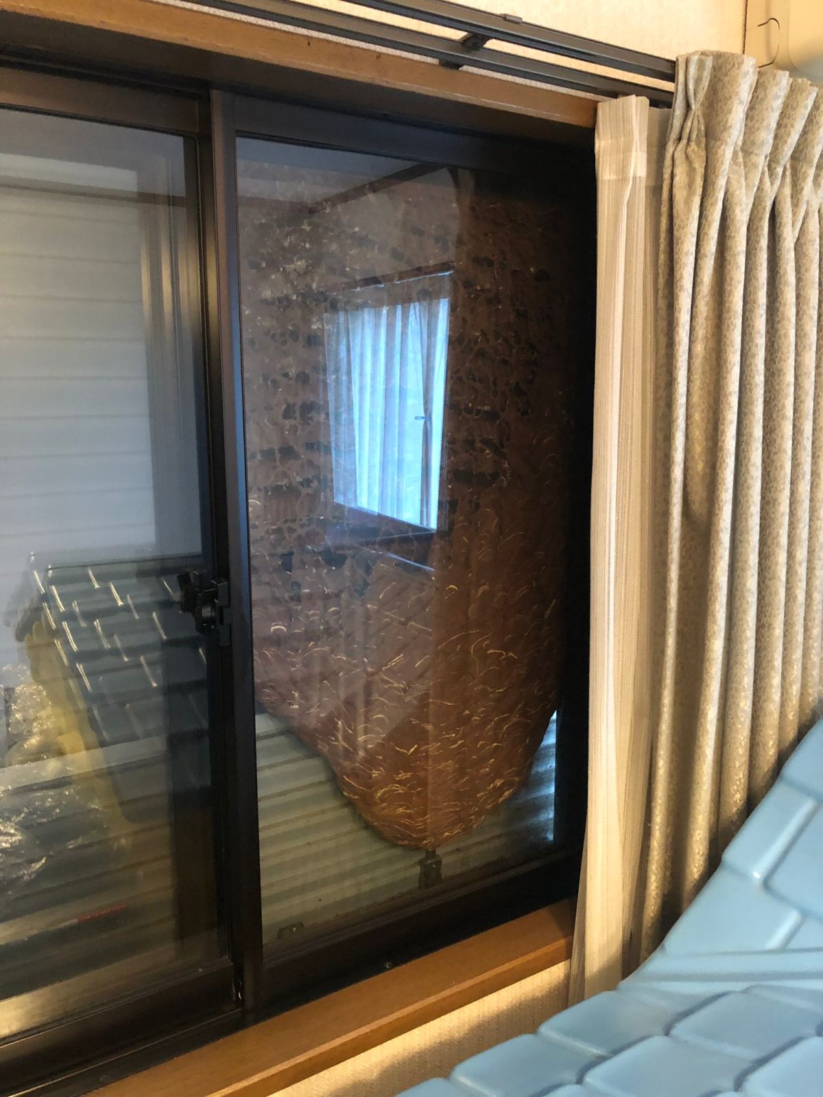 ▲日本有名網友回到5年沒開窗的阿公家，沒想到卻意外看到整片的落地式蜂窩牆。（圖／翻攝自推特@Sekikou23）