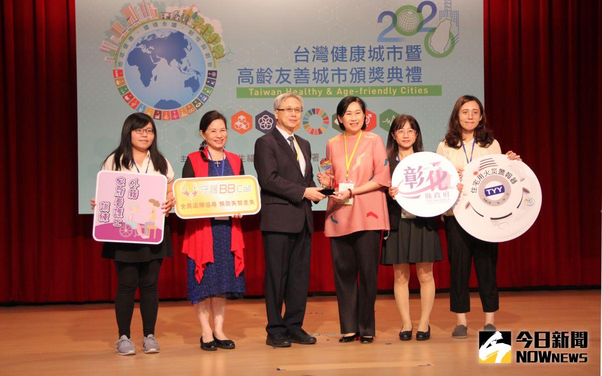 ▲衛生福利部石崇良常務次長（左三）頒發「健康平等獎」，彰化縣政府社會處長王蘭心（右三）、切膚之愛執行長詹麗珠（左二）共同受獎。（圖／記者陳雅芳攝，2020.11.27）