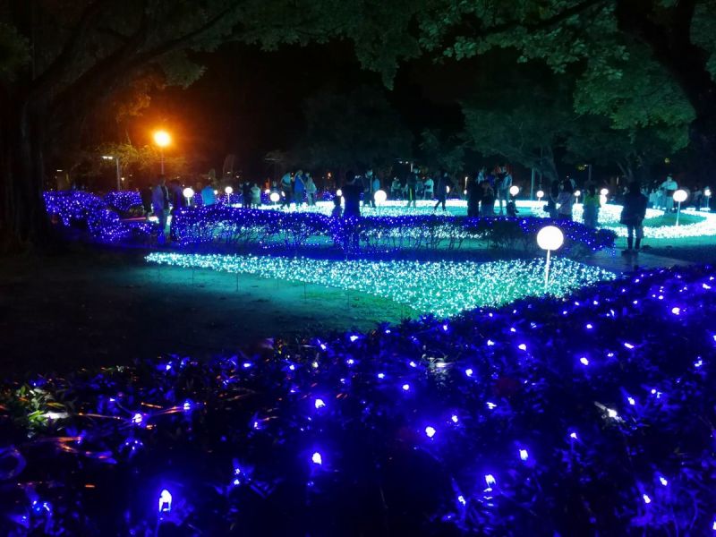 ▲2020屏東聖誕節以青藍色調為基調，將百年的屏東公園打造成「極光聖誕村」。（圖／記者黃正忠攝,