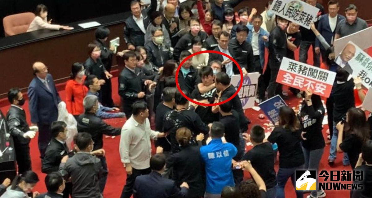 ▲台灣基進立委陳柏惟試圖兌現他之前要打國民黨全部立委的承諾，但遭到國民黨團總召林為州從後方壓制住。　（圖／記者吳承翰攝）