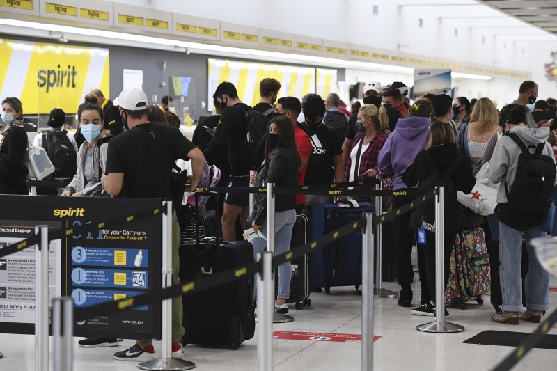 ▲雖然相較往年確實有所減少，但美國感恩節前夕的機場人流，仍創下 3 月 16 日疫情爆發後的單日新高，讓專家對於假期過後是否將爆發新一波疫情，感到十分憂心。（圖／美聯社／達志影像）