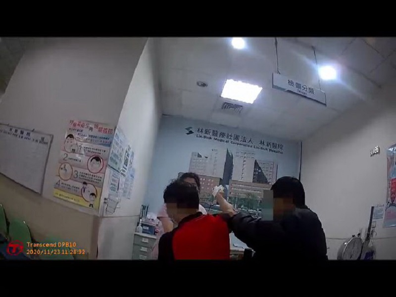 ▲遭機台斷指的曾姓員工，在員警的開道護送下及時到達林新醫院急診室。(圖/記者鄧力軍翻攝)