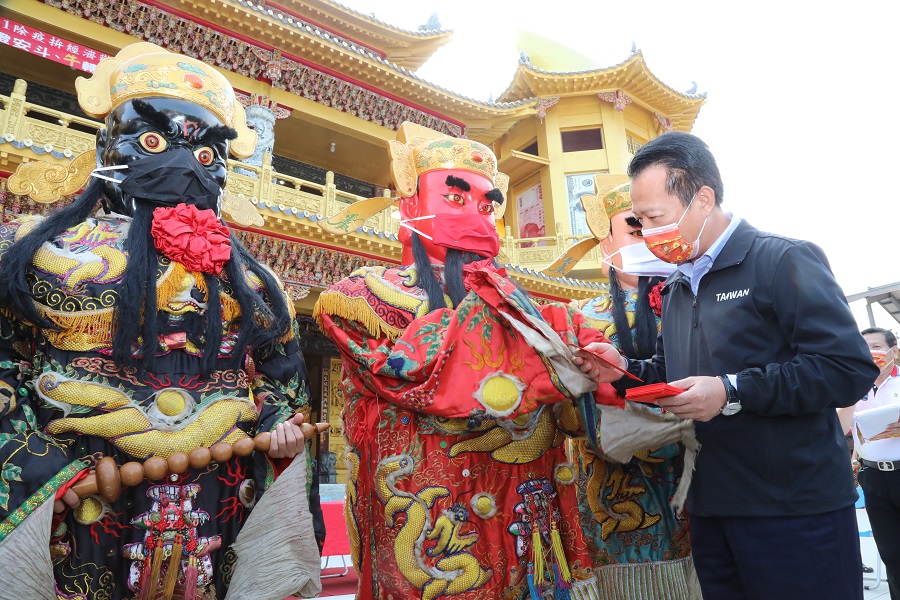 ▲嘉義縣長翁章梁應邀為正殿的歡喜神燈，主持揭燈及「財神罩我」口罩加持儀式。（圖／嘉義縣政府提供）