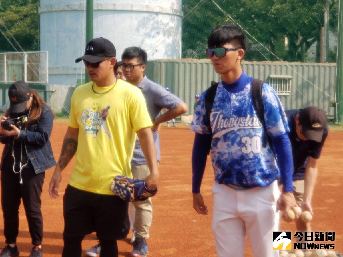 ▲我國旅美好手林子偉今天參加國泰金控舉辦的「國泰MY WAY 林子偉精進計畫」，捐贈物資給高雄偏鄉小雄忠孝國小和金潭國小，而他昔日的同學陳益圳現在也成為忠孝國小的總教練，兩人相見歡也聊了許多。（圖／黃建霖攝）