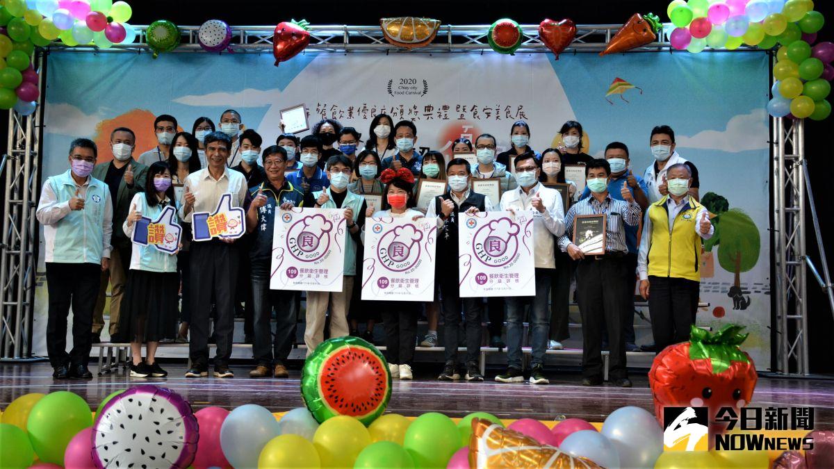 ▲今年嘉義市衛生局更首推「金質獎」，頒獎表揚連續兩屆獲得優級的業者。（圖／記者郭政隆攝影2020.11.28）