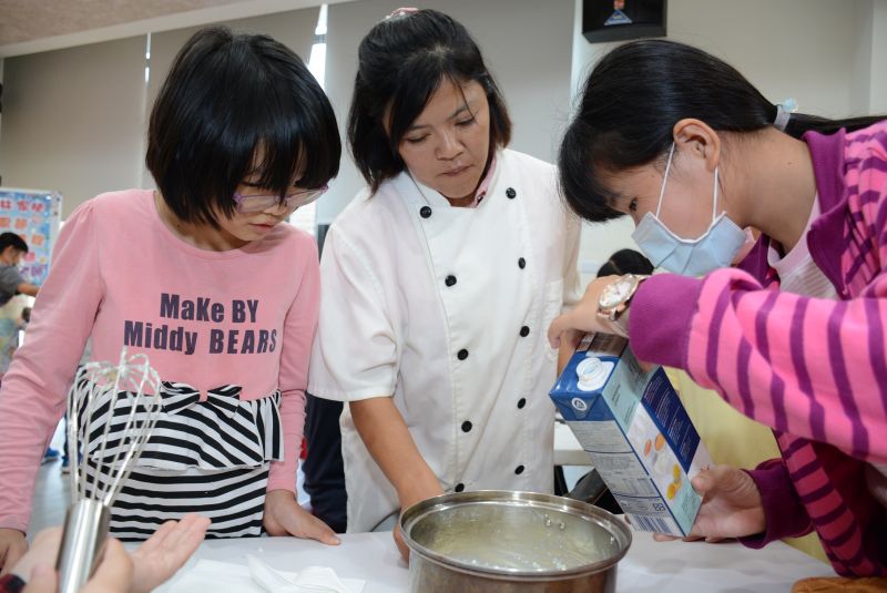 雲林家扶辦感恩節活動　自立青年指導家扶童DIY奶蓋蛋糕
