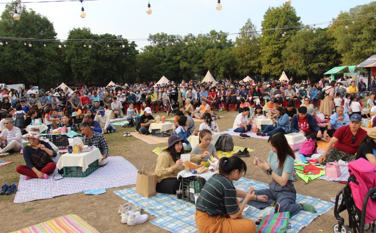 ▲綠隧公園大草皮的長榮交響樂咖啡盛會，湧入上千名民眾在草皮上席地而坐聆聽悠揚樂曲。（圖／記者簡勇鵬攝，2020.11.28）