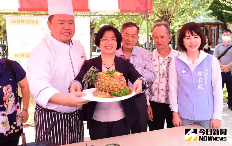 ▲王惠美也在活動會場大秀廚藝，料理示範所採用的都是彰化在地食材及彰化健康豬肉。（圖／記者陳雅芳攝，2020.11.28）