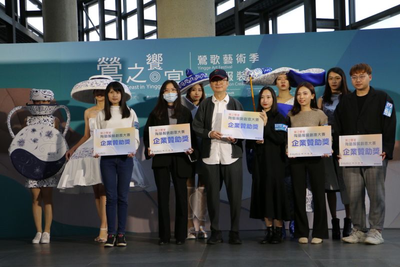 ▲由傑作陶藝董事長許元國為5位獲得企業贊助獎的得獎者頒發贊助獎金一萬元。(圖/新北市文化局提供)