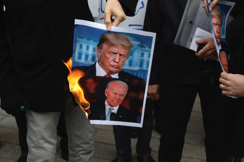 ▲伊朗頂尖核子科學家法克里薩德遇刺身亡，一些民眾前往伊朗外交部大樓前，焚燒美國總統川普以及當選總統拜登的照片抗議。（圖／美聯社／達志影像）