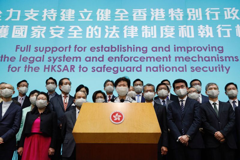 ▲香港特首林鄭月娥同政府官員，於記者會上力挺《港區國安法》對維護香港和平繁榮的重要性。（圖／美聯社／達志影像）