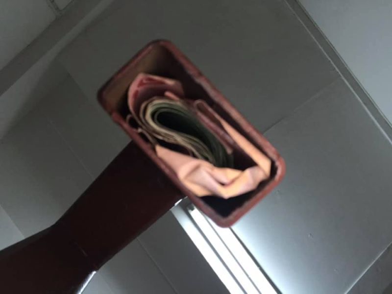 ▲女網友蹲下去一看,才發現兩隻貓看上去的地方,竟藏的鈔票。(圖/翻攝自《泰國清邁象》臉書
