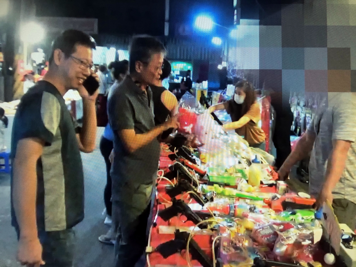 ▲東港警分局「查緝違反商標法專案」，在夜市商展蒐證查緝違法販售仿冒品情形。（圖／記者黃正忠翻攝, 2020.11.29）