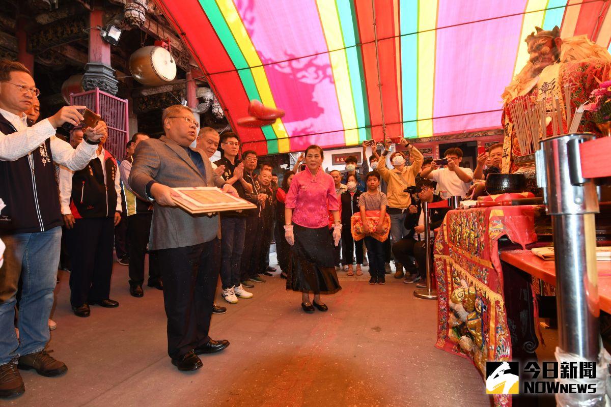 ▲南瑤宮辛丑年笨港進香由進香大總理白鴻森擲筊請示媽祖擇定日期。（圖／記者陳雅芳攝，2020.11.29）