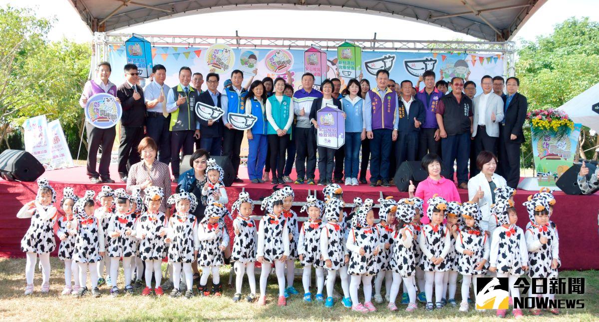▲「彰化乳牛節」在秀水鄉龍騰公園舉辦，彰化縣長王惠美強勢推薦彰化生乳「尚鈣鮮」。（圖／記者陳雅芳攝，2020.11.29）