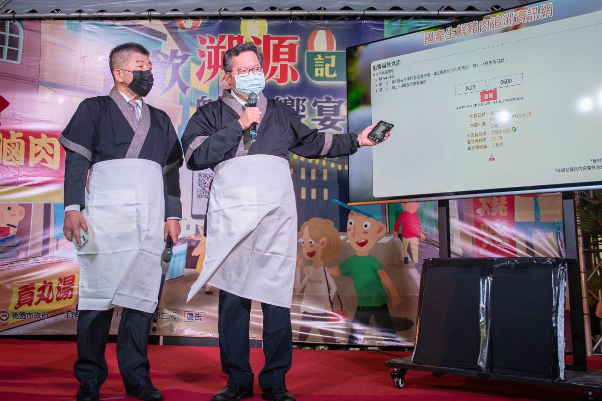 ▲陳時中與鄭文燦穿著廚師服，共同宣示「食品原料產地溯源」方案正式啟動。（圖／桃園市政府提供）