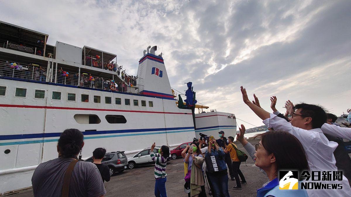 ▲臺華輪鍍金夕陽航線盛大首航，高雄市長陳其邁、高雄市議長曾麗燕等人一起到碼頭送客，揮手和船上的遊客打招呼。（圖／記者鄭婷襄）