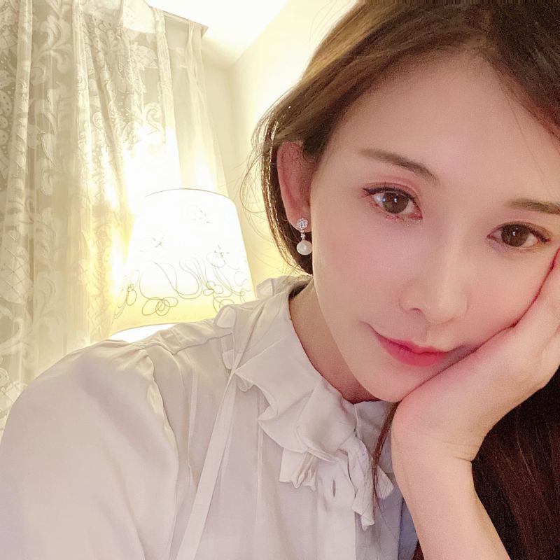 ▲林志玲46歲生日甜美托腮。(圖/翻攝林志玲臉書)