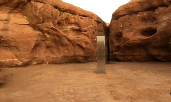▲美國猶他州沙漠中突然出現神秘的「金屬柱」，在全球好奇其來歷的同時卻又神秘的消失了。（圖／翻攝自IG：_davidsurber_）